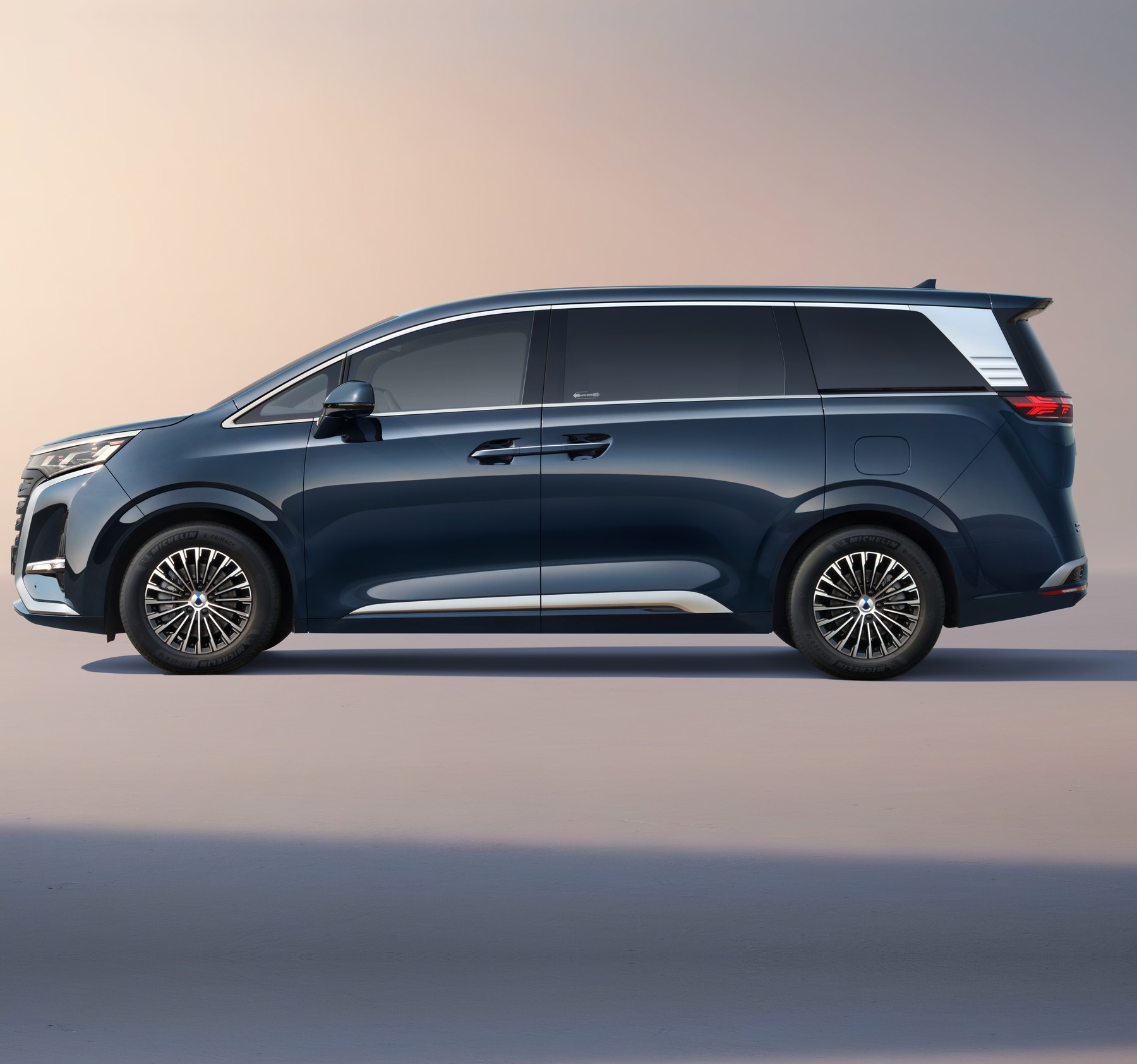 DENZA D9 perfil lateral exterior